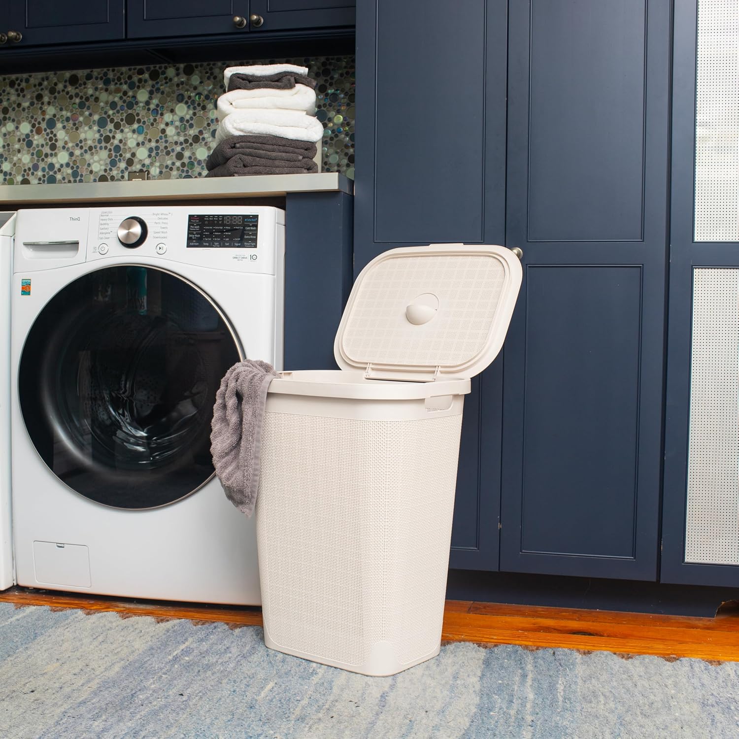 Mind Reader Slim Laundry Hamper with Lid, 50L Ventilated Plastic Wicker Basket