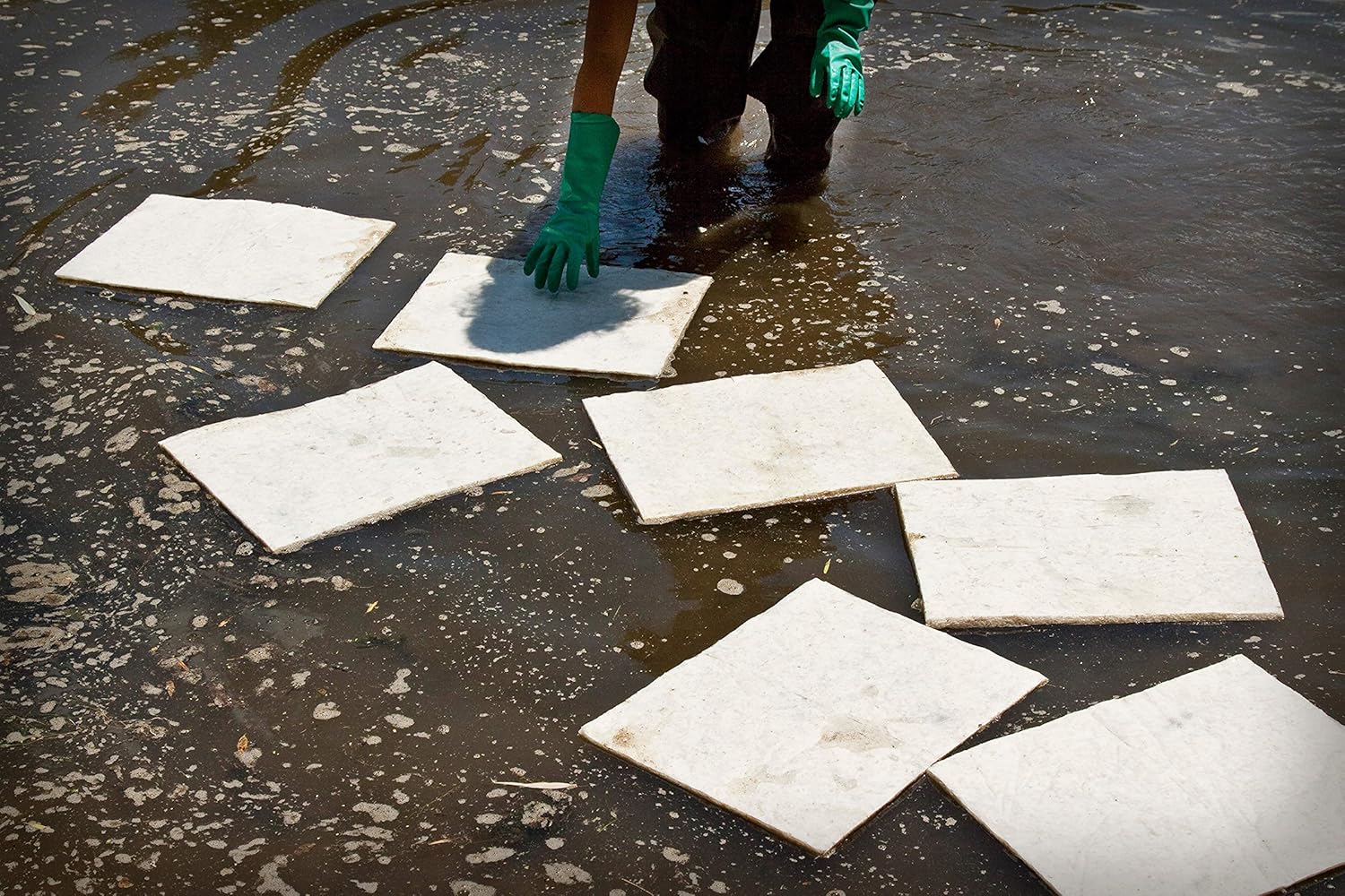 Brady SPC ENV300 15" x 19" Medium Weight Oil Only Non-Bonded Enhanced Absorbency Pads for Removing Oil from Water - 100 ct