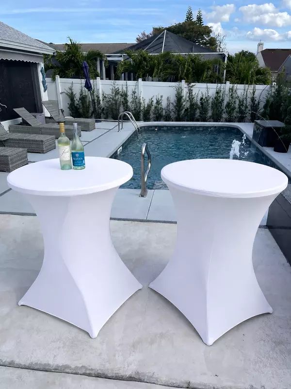 *Cocktail Table 31×41″ – White Cover Included / Mesa De Cóctel 31×41′′ – Cubierta Blanca Incluida