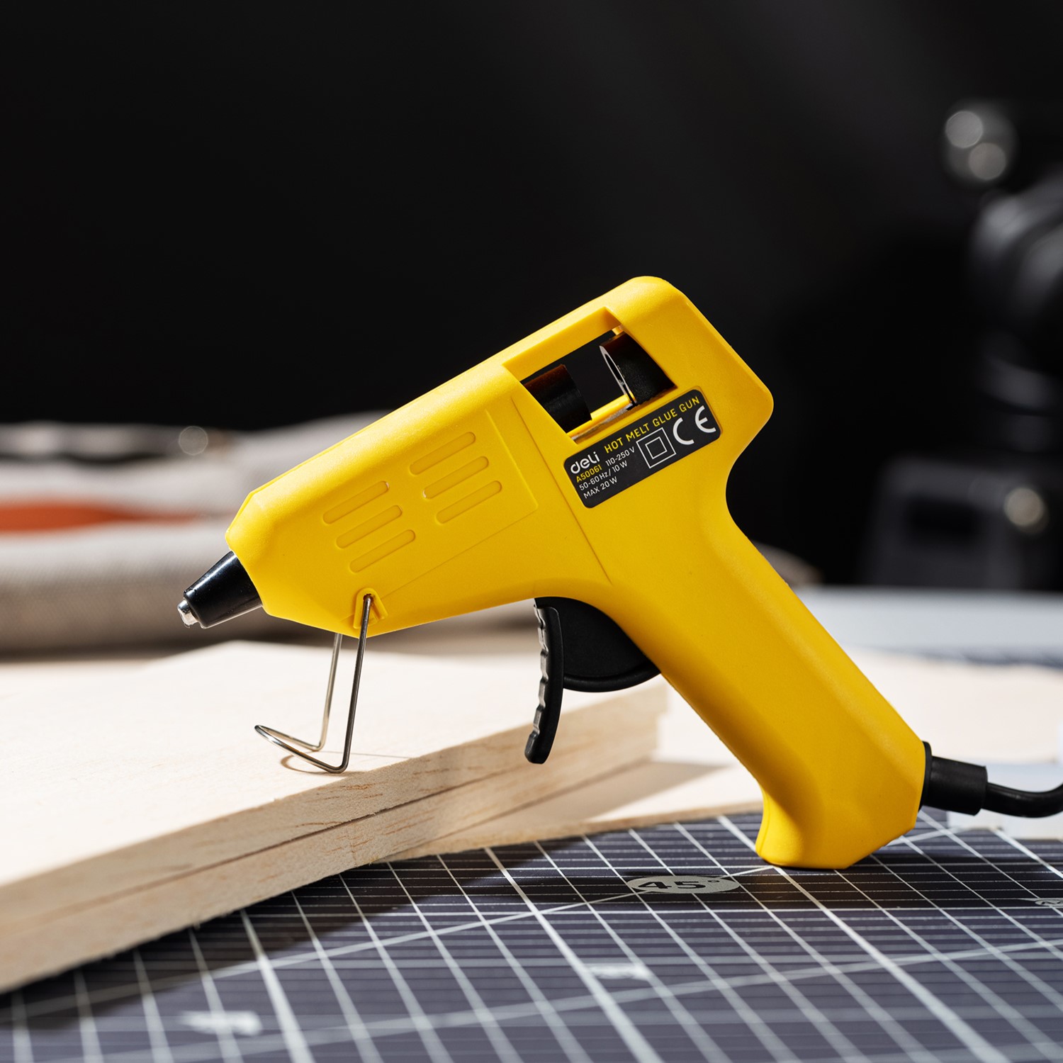 DELI A50061 HOT MELT GLUE GUN 20W FOR 7MM