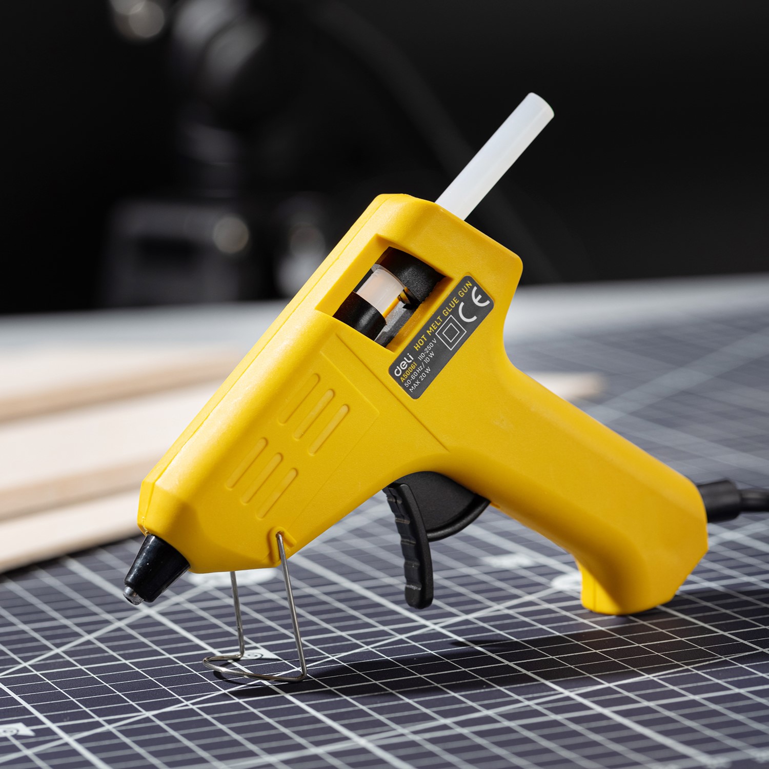 DELI A50061 HOT MELT GLUE GUN 20W FOR 7MM