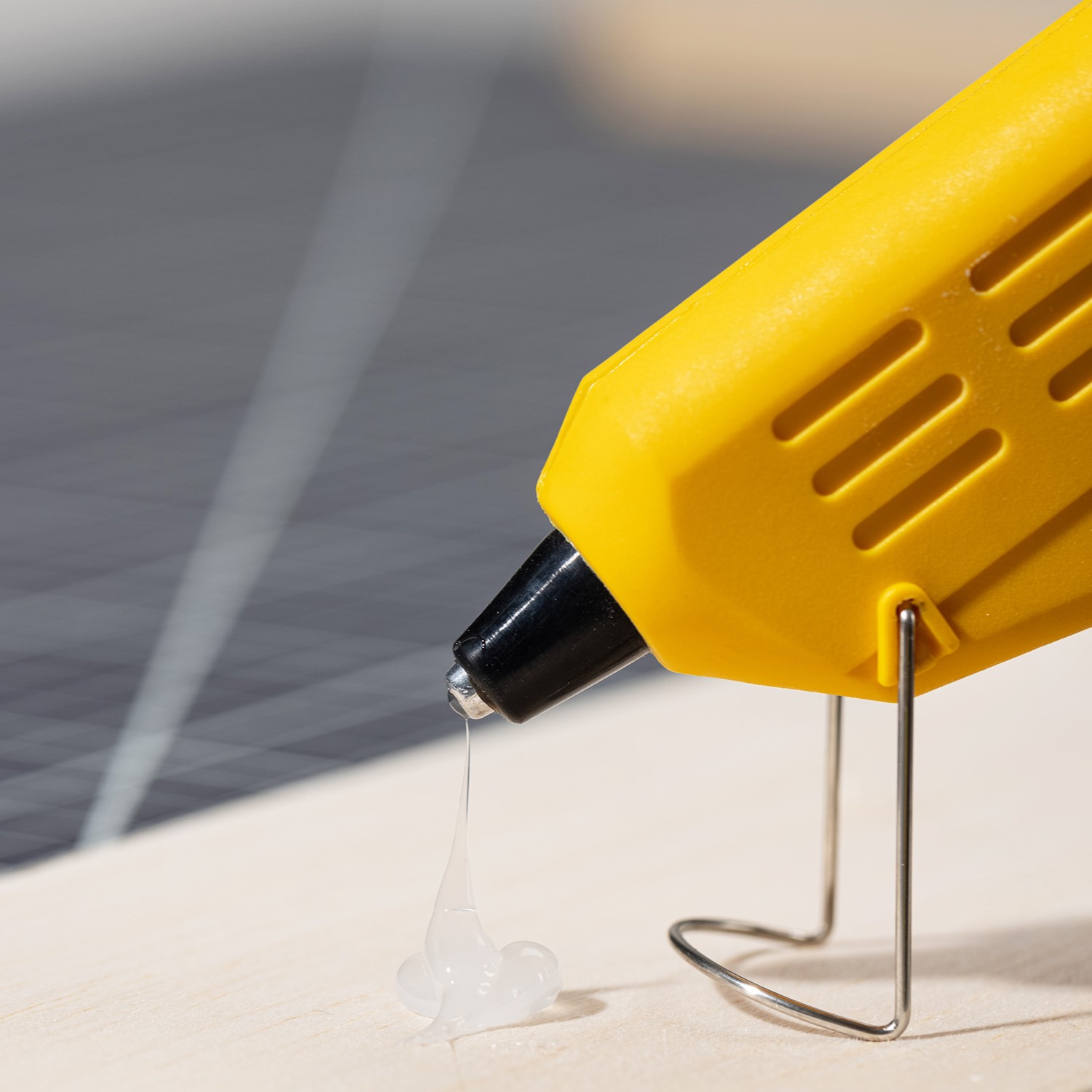 DELI A50061 HOT MELT GLUE GUN 20W FOR 7MM