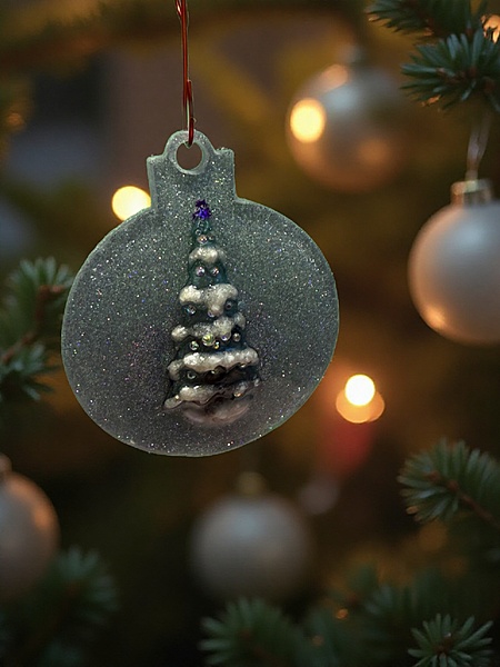 High Sparkle Round Resin Tree Ornament