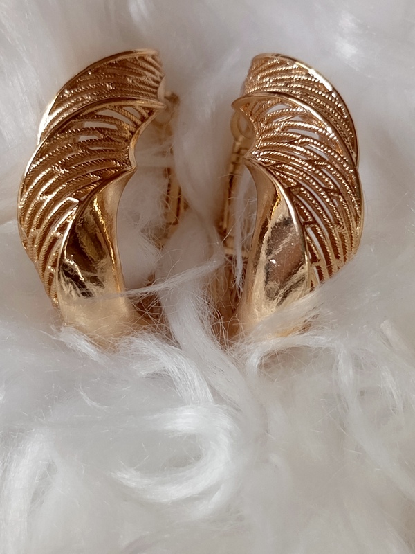 NON-TARNISHING GOLD REPLICA EARRING