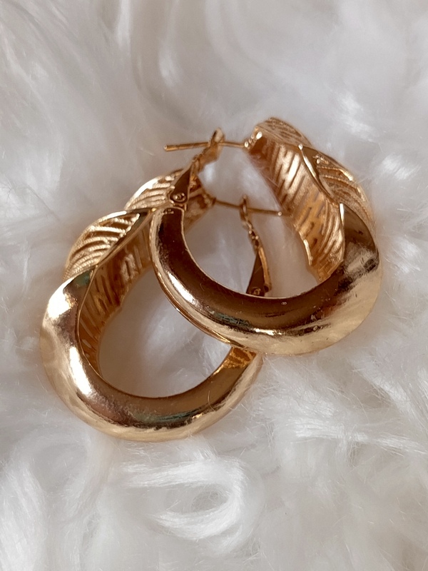 NON-TARNISHING GOLD REPLICA EARRING