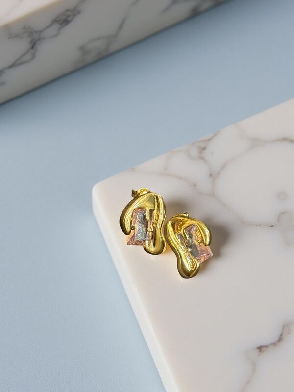 Chic Curved Studs with Prism Crystal