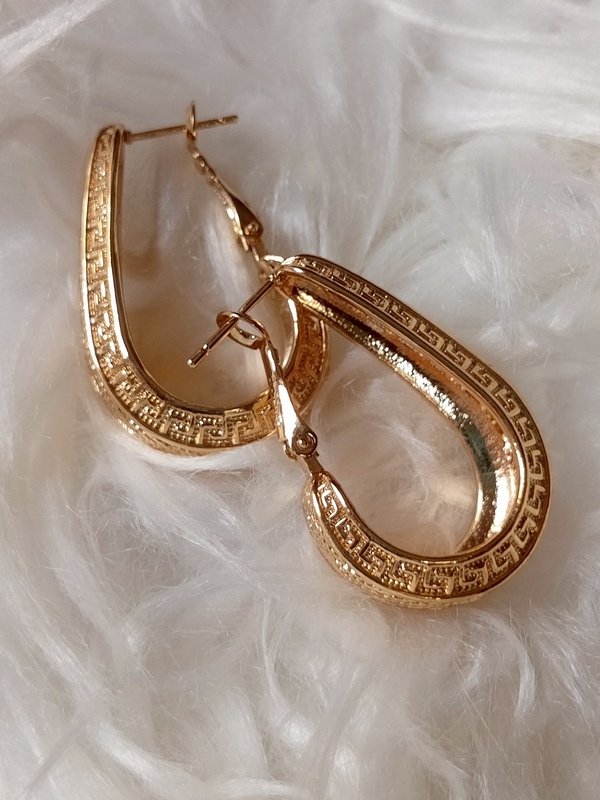 NON-TARNISHING GOLD REPLICA EARRING