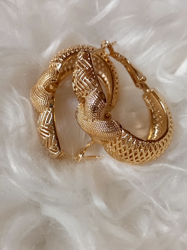 NON-TARNISHING GOLD REPLICA EARRING