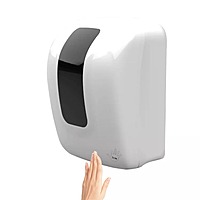 Dispensador automático de papel toalla en rollo instalado en baño institucional