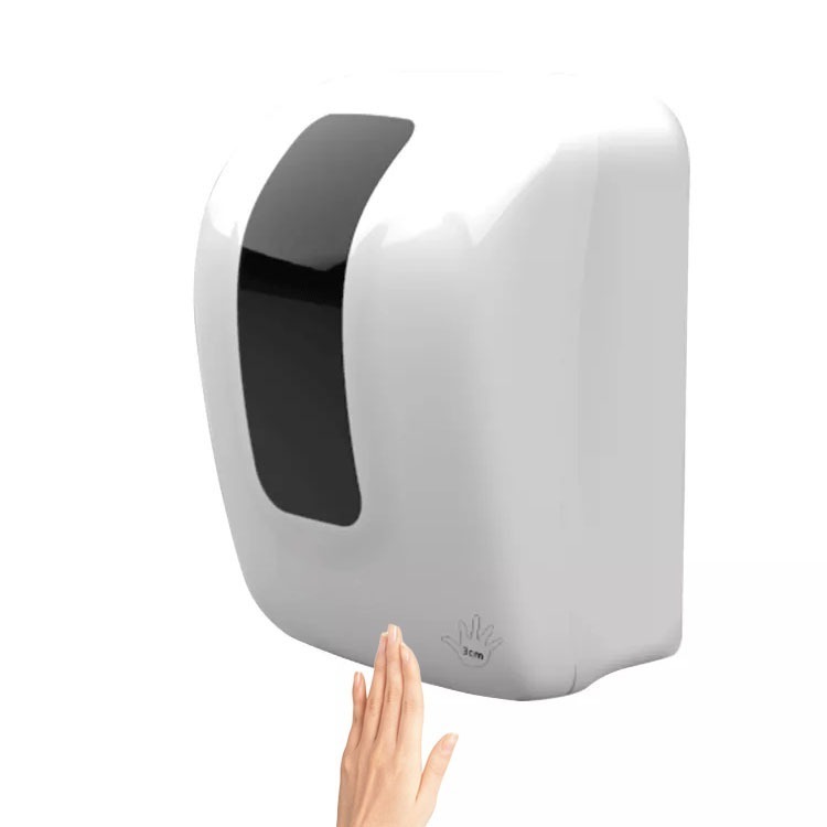 Dispensador automático de papel toalla en rollo instalado en baño institucional