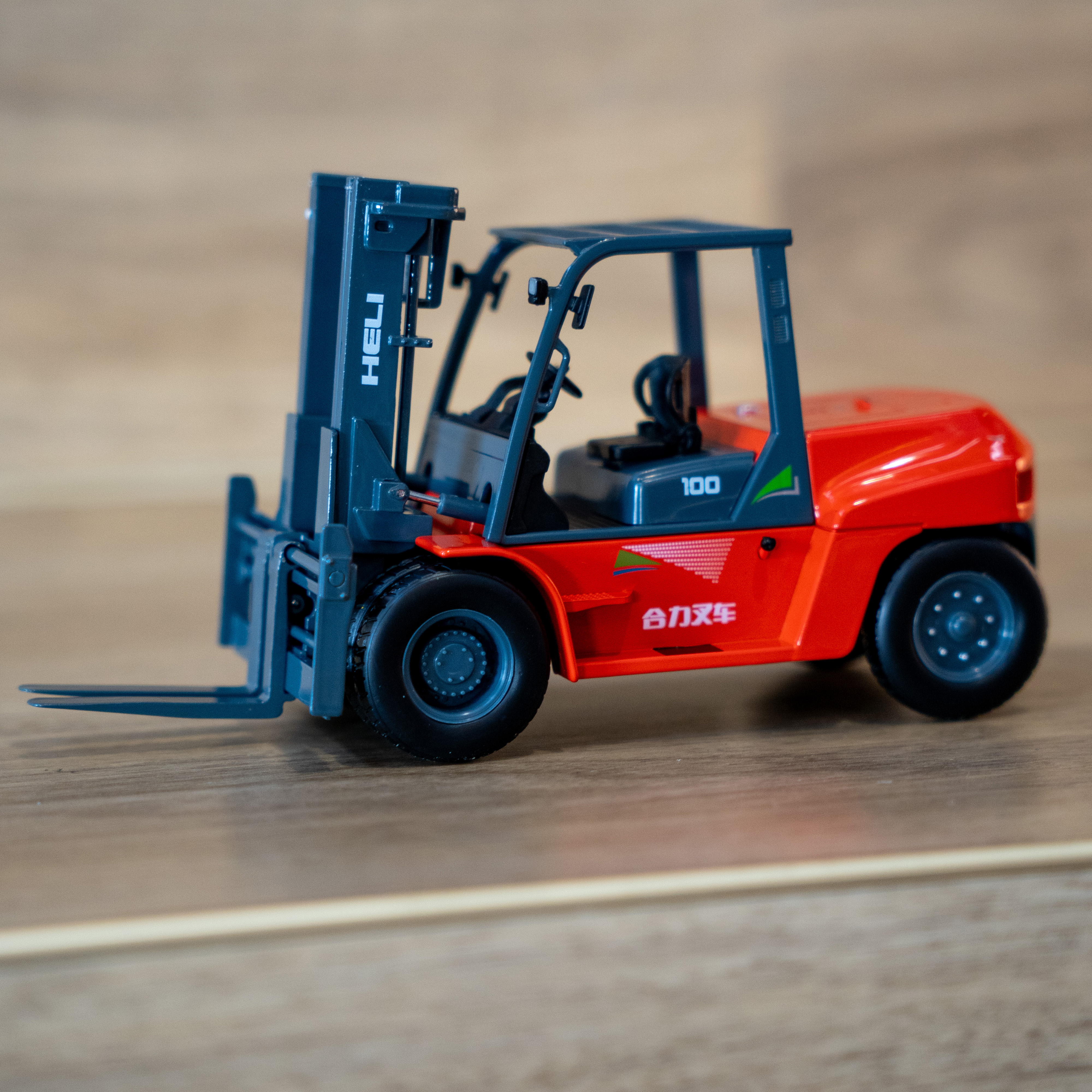 Miniatura Empilhadeira CPCD100 Miniatura Empilhadeira CPCD100