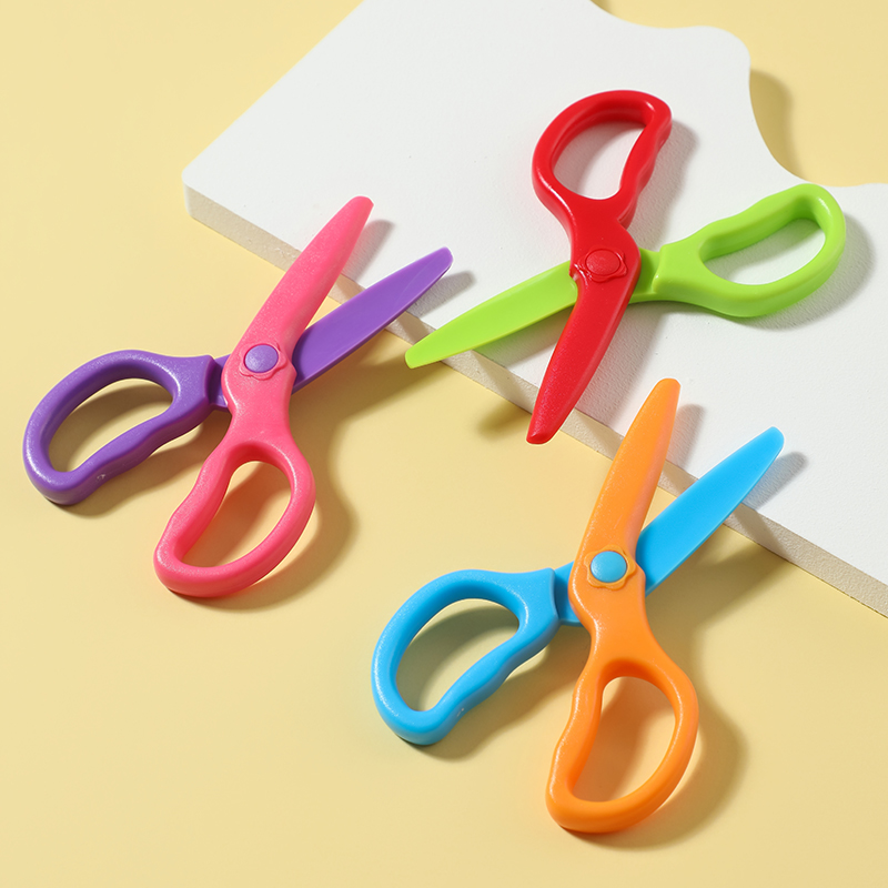 DELI E6067 SCHOOL SCISSORS WITH PVC BLADES 4.8" 120MM