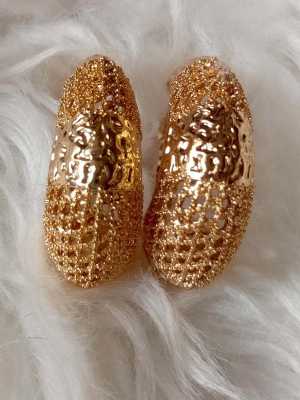 NON-TARNISHING GOLD REPLICA EARRING