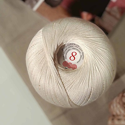 1 kg di filato in pregiato cotone per uncinetto tit. 8 col. Avorio 1 kg di filato in pregiato cotone per uncinetto tit. 8 col. Avorio