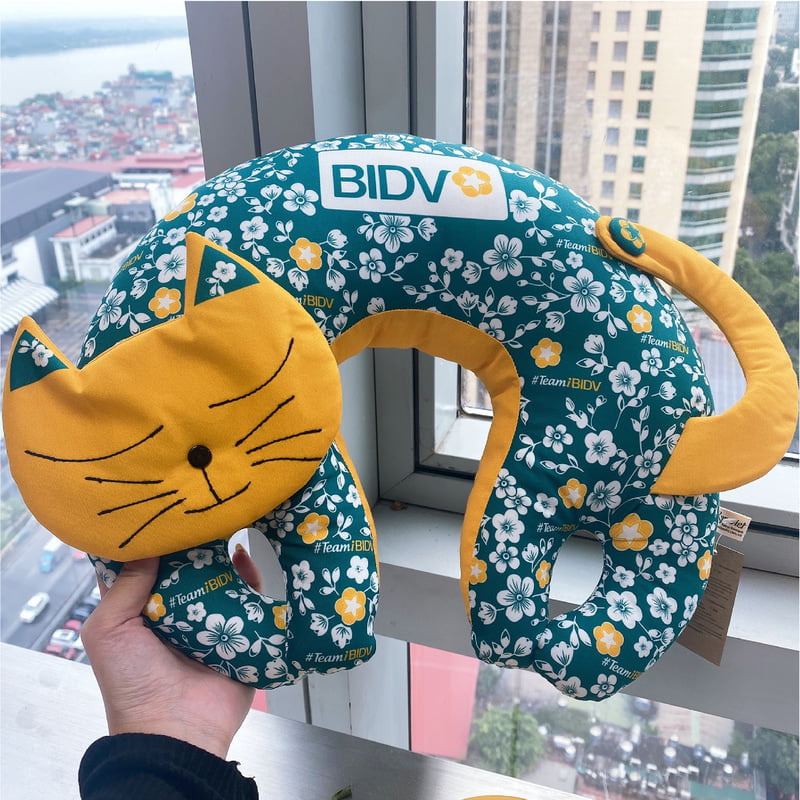 Gối Cổ Mèo BIDV - Thủ Công Nhồi Bông Gối Cổ Mèo BIDV - Thủ Công Nhồi Bông
