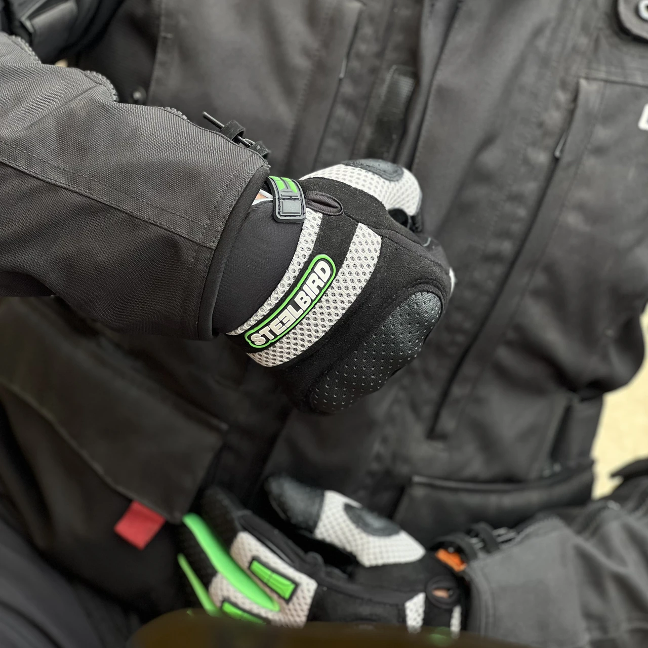 STEELBIRD GLOVES F/F ADVENTURE SPORTS GREEN (XL) STEELBIRD GLOVES F/F ADVENTURE SPORTS GREEN (XL)