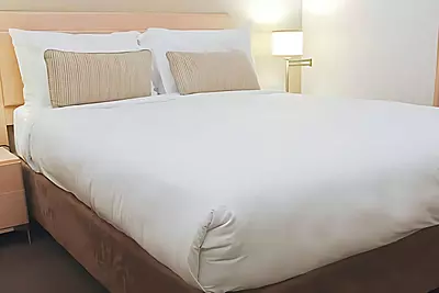 250 Hilos - Royal Suite - Sabana Plana Blanca King - 274" x 292" CM (108" x 115") - 1 Docena/ Paquete