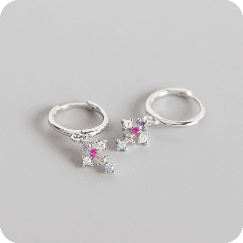 Huggies de Cruz con Piedras de Colores