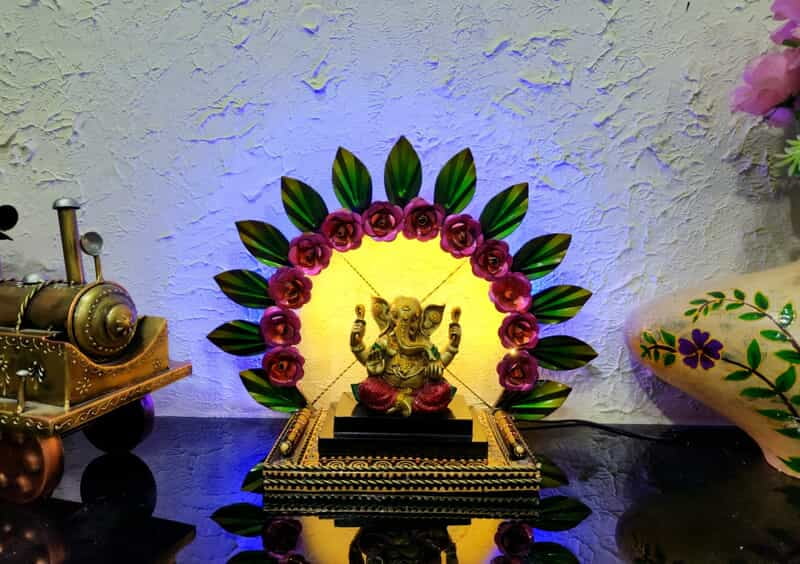 Handcrafted Lord Ganesha Idol with Floral Arch Backdrop – Illuminated Decor Handcrafted Lord Ganesha Idol with Floral Arch Backdrop – Illuminated Decor