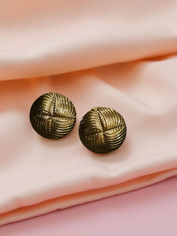 Ribbed Dome Studs