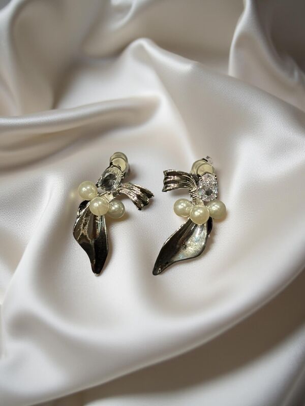 Vintage-style Pearl Crystal earrings