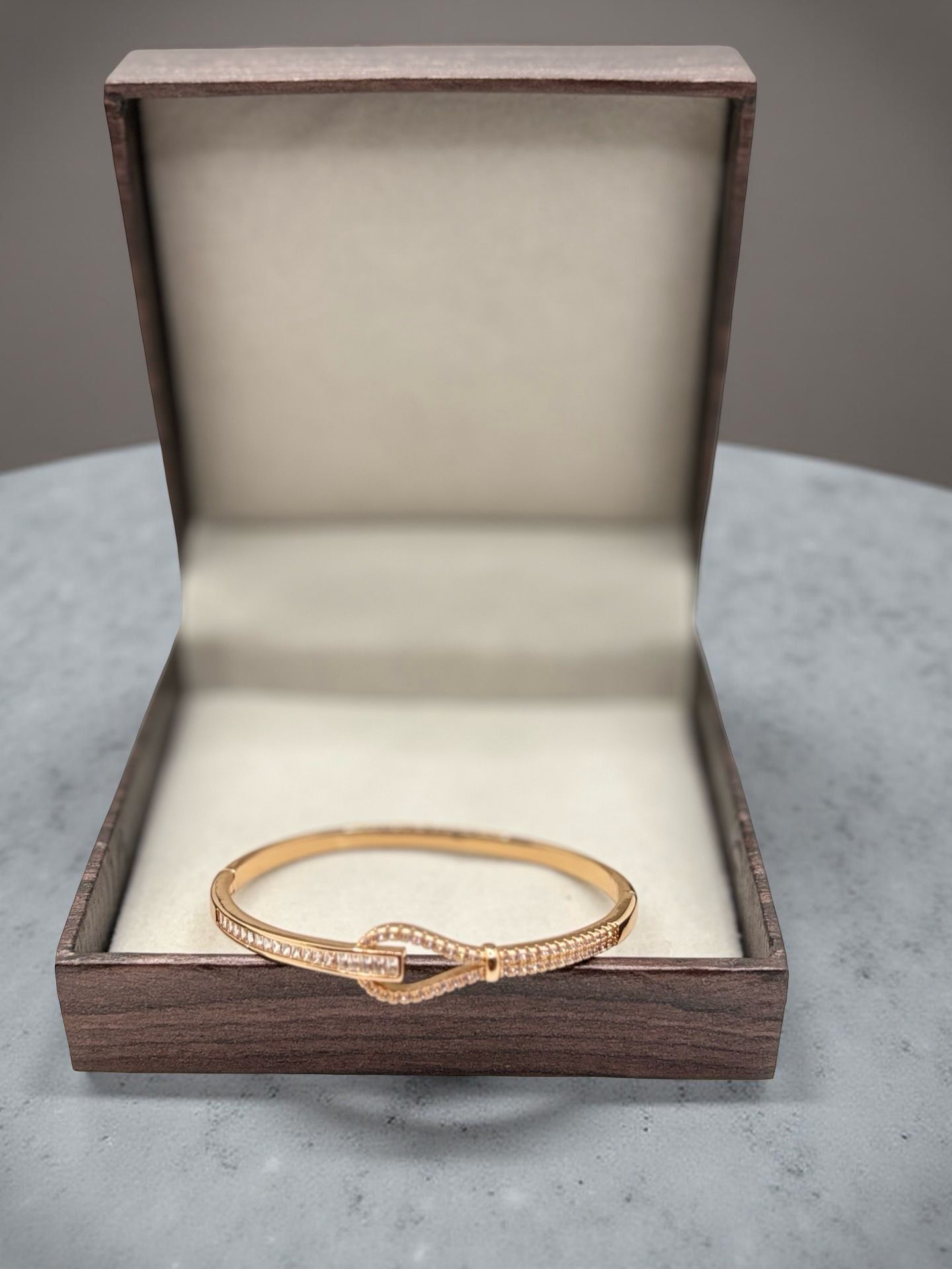 Elegant Rose Gold Crystal Buckle Bangle