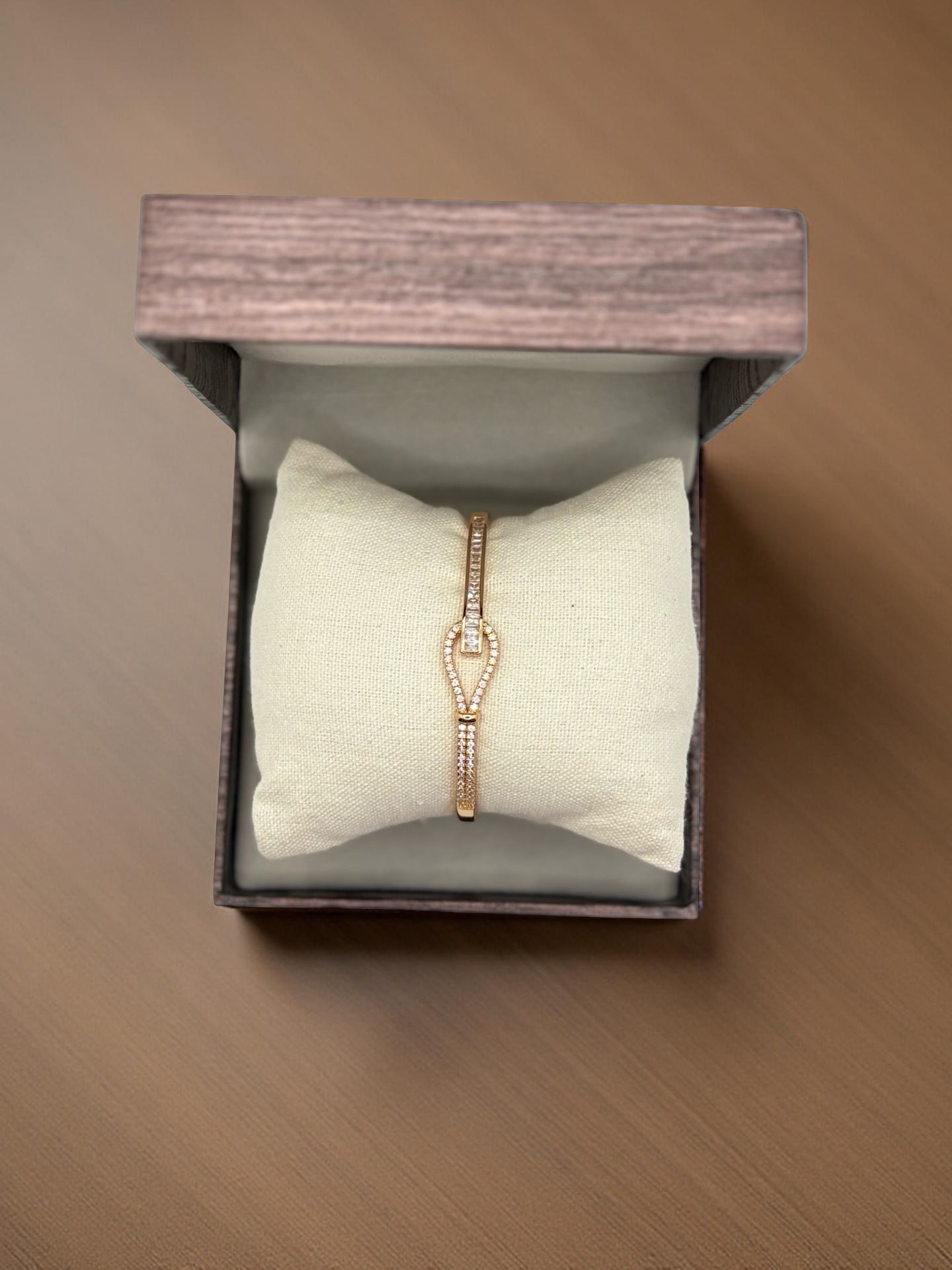 Elegant Rose Gold Crystal Buckle Bangle