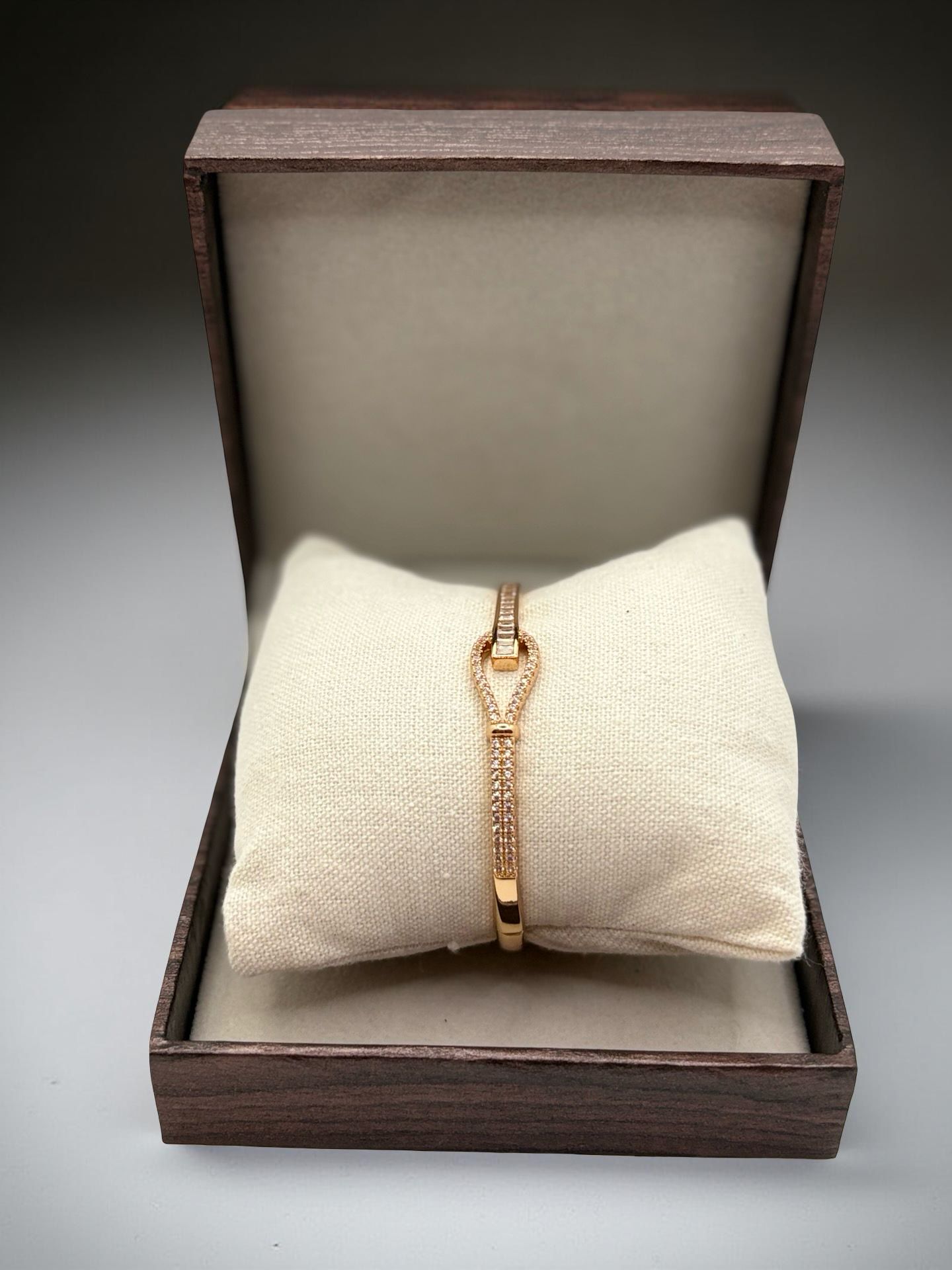 Elegant Rose Gold Crystal Buckle Bangle