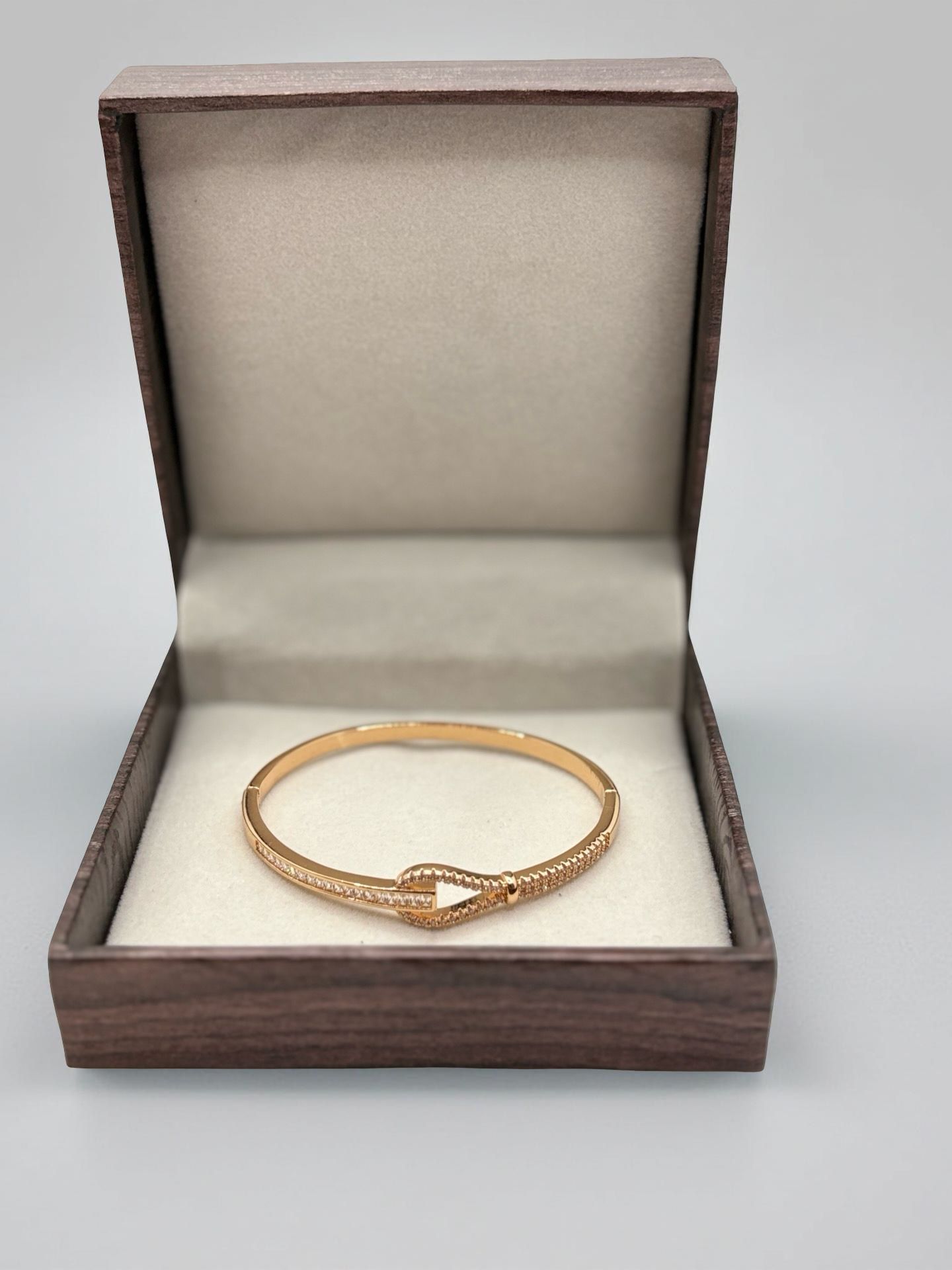 Elegant Rose Gold Crystal Buckle Bangle