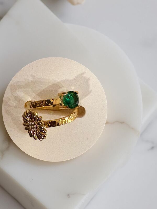 Hammered Gold Emerald & Daisy Ring