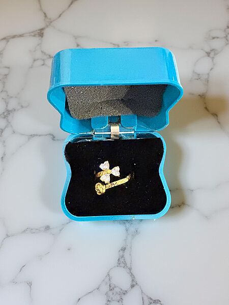 Claver Crystal Gold Ring