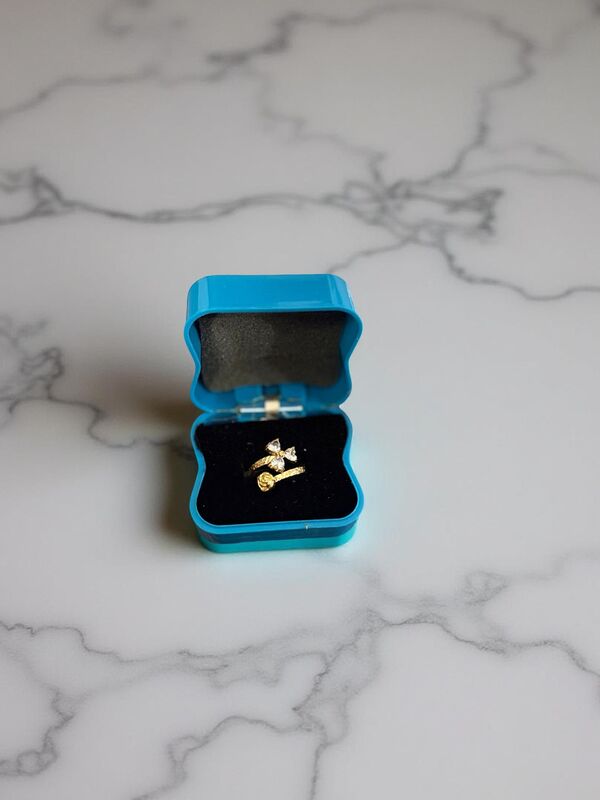 Claver Crystal Gold Ring