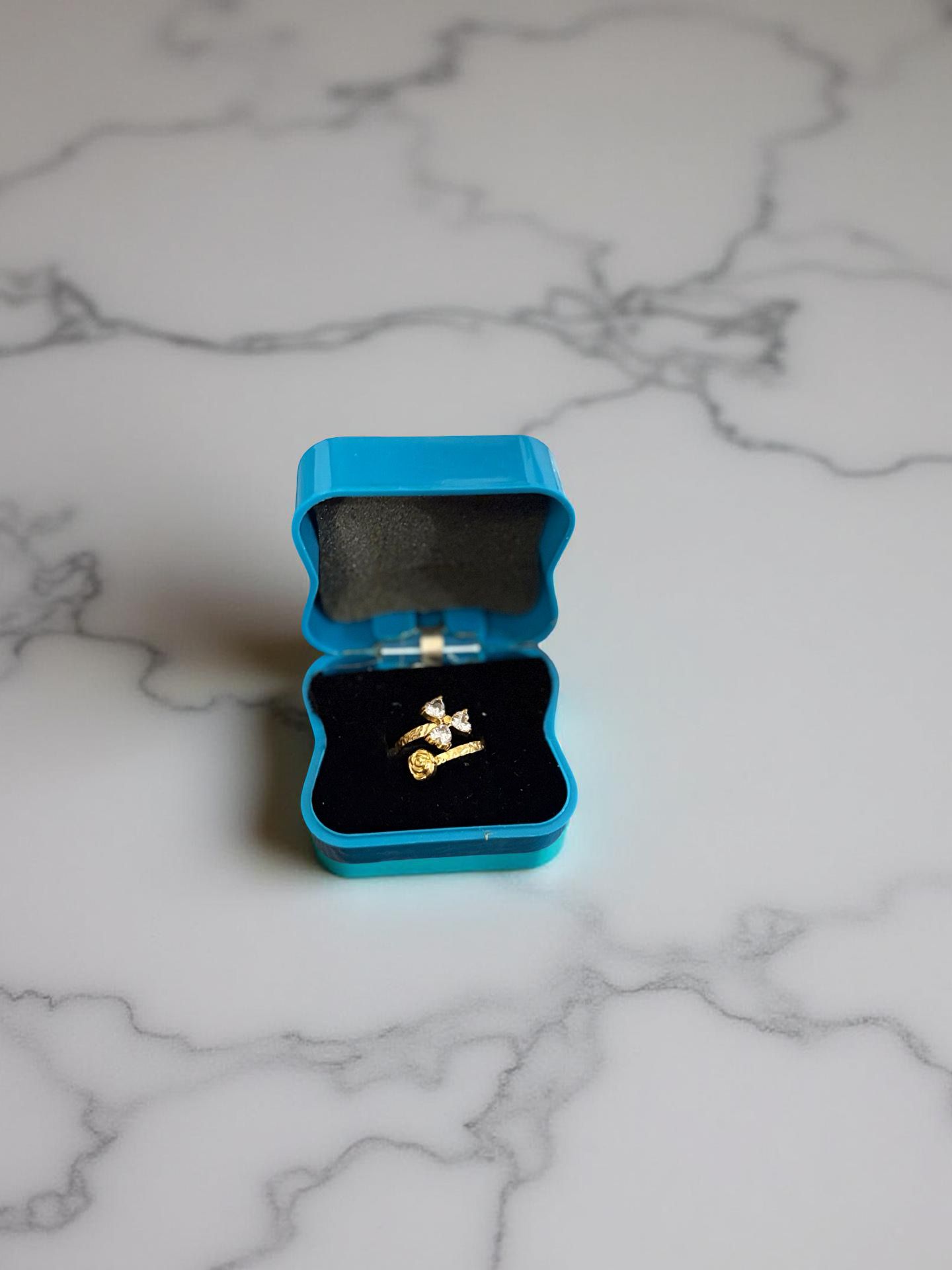Claver Crystal Gold Ring