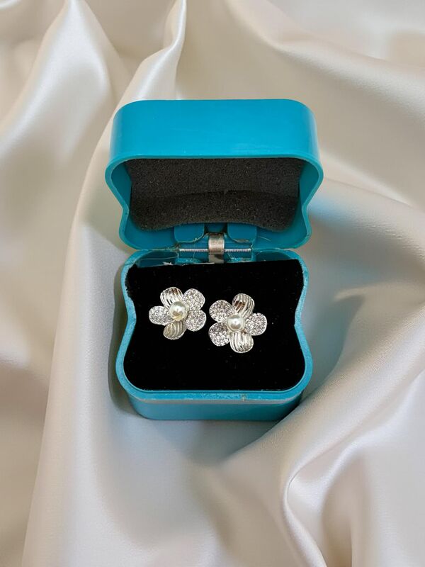 White metal Floral stud with Pearl