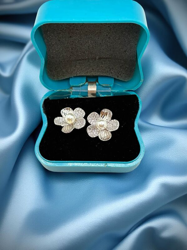 White metal Floral stud with Pearl