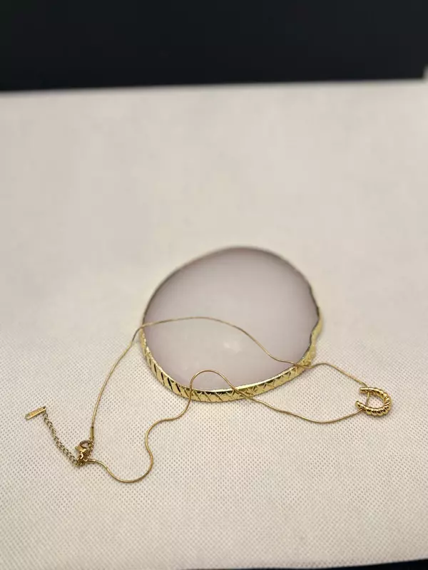 Lucky Minimalist Gold Horseshoe Necklace
