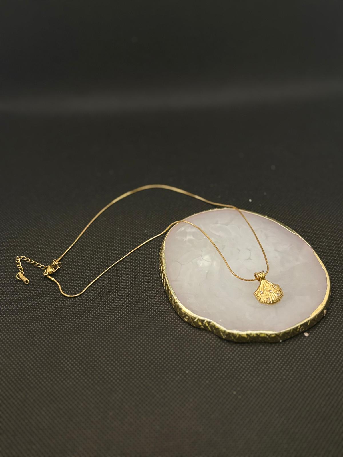 Gold Scallop Seashell Pendant Necklace
