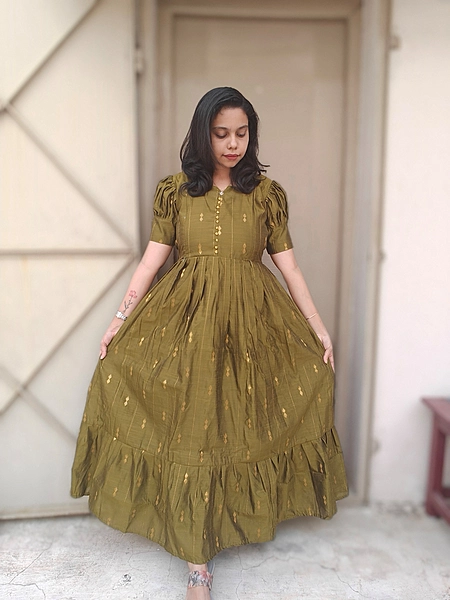 Raw Silk: Festive Thalir Green (Feeding)