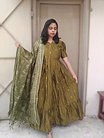 Raw Silk: Festive Thalir Green (Feeding)