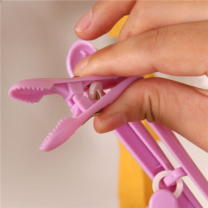 PLASTIC DRYING HANGER WITH 8 CLIPS