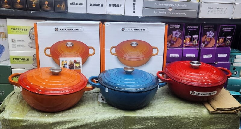 ENAMEL CAST IRON  ROUND COOKING POT - 26CM