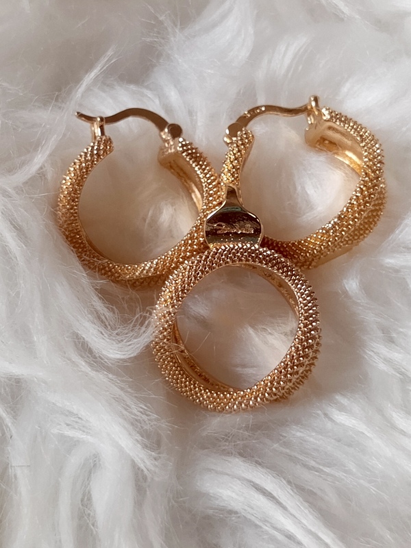 NON- TARNISHING GOLD REPLICA EARRINGS WITH PENDANT