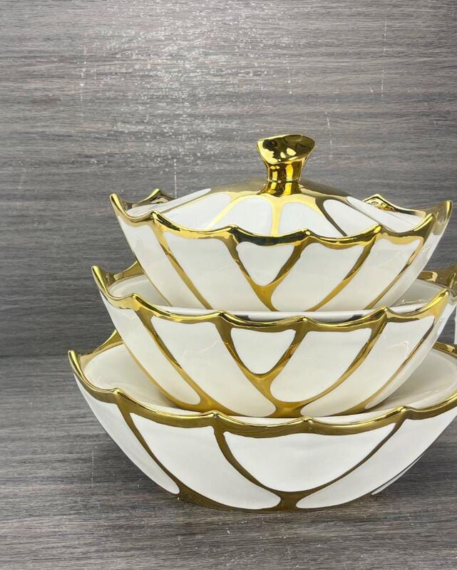 SET OF CERAMIC 3 DISHES WITH COVER