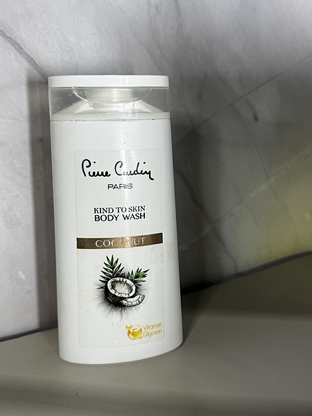 PIERRE CARDIN KIND TO SKIN BODY WASH