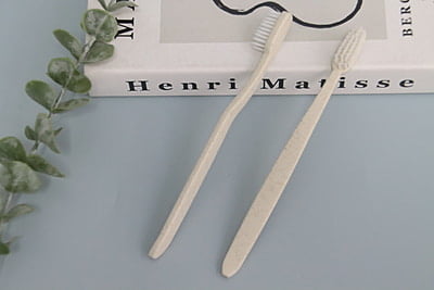 WHEATSTRAW TOOTHBRUSH WITH WHITE BRISTLES
