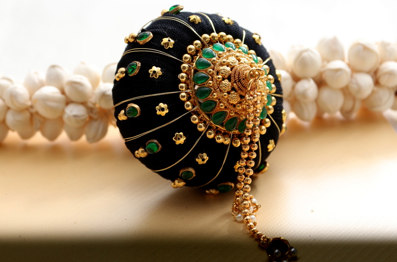 Andal Kondai - Full Green & Original Kempstones One Gram Gold Copper-made  Ethnic Grandeur Hair Accessory