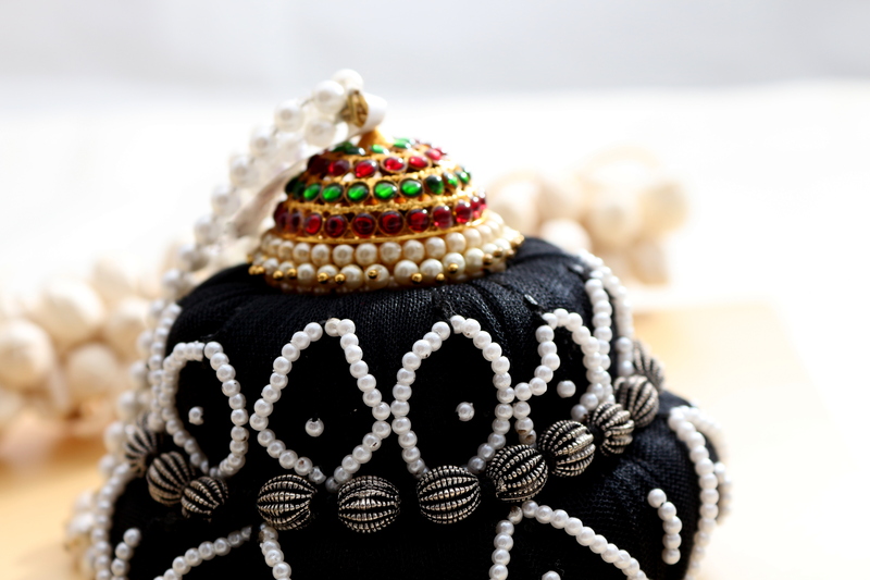 Andal Kondai - Kempstones & White Pearls Traditional Hair Accessory