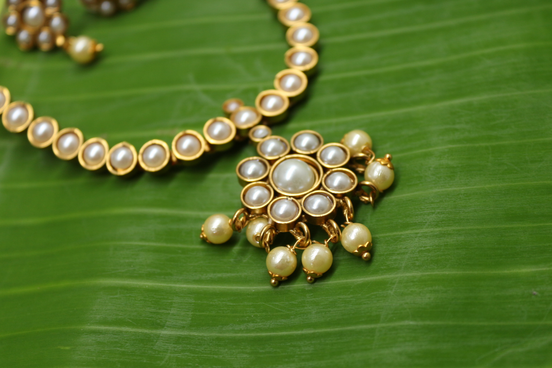 white one stone attigai