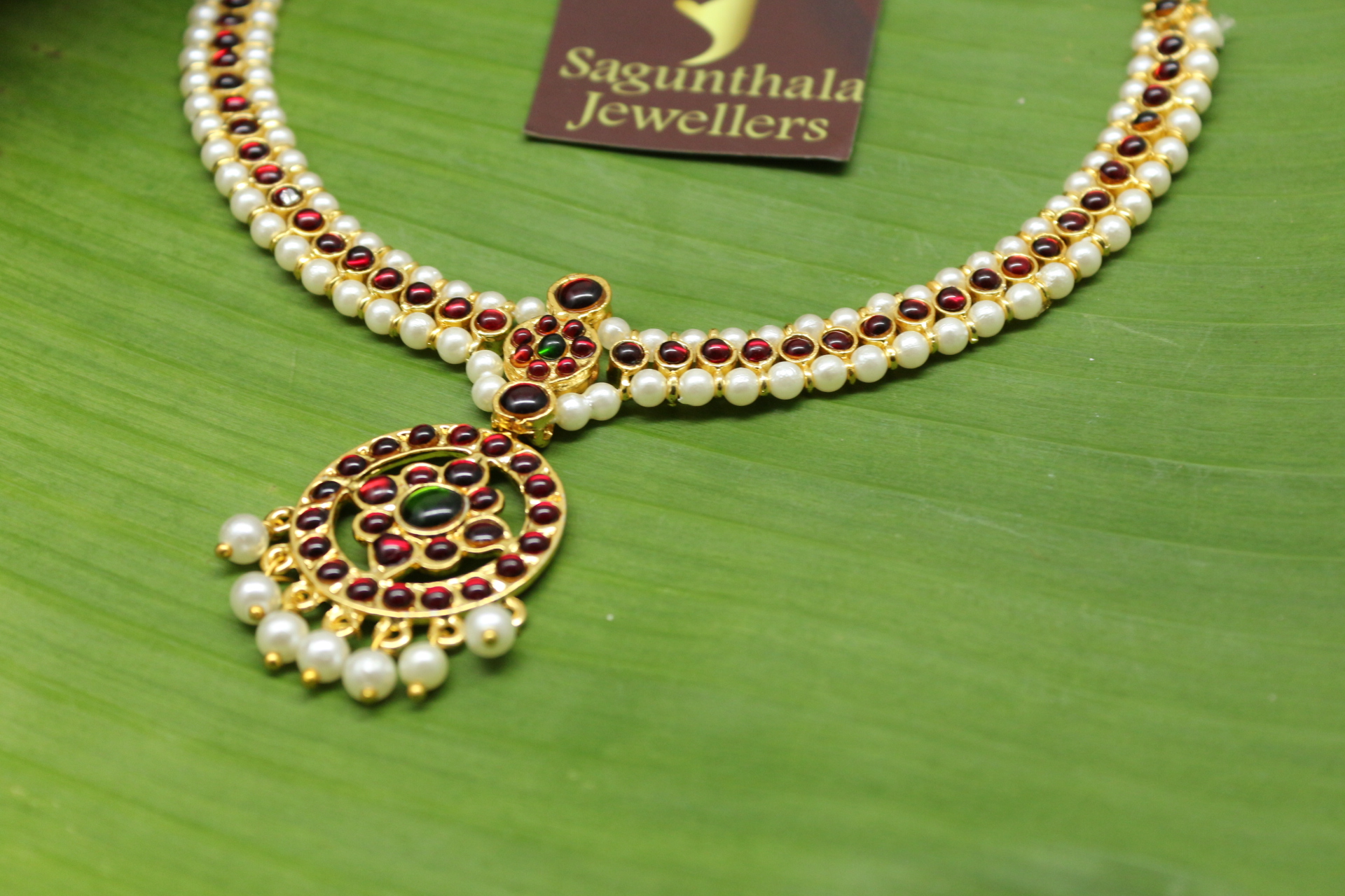 Elegant Minimal Kempstone & Pearl Temple Choker Necklace with Round Pendant