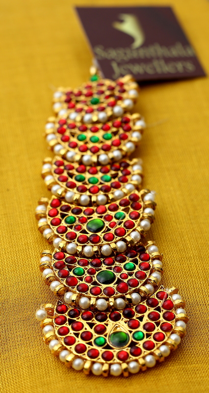 Temple Jewellery Brass Gold Finish Nethi Chutty – Chandran/Moon Pattern Forehead Maang Tikka with Kempstones